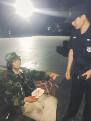 流浪汉拦警车上交拾到钱包被赞“最美流浪汉”