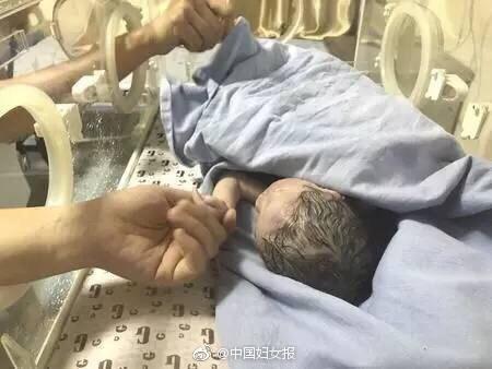 刚出生女婴被扔草丛浑身带血 母亲是12岁留守儿童